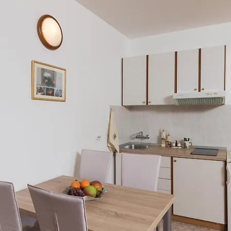 & Cina- One Bedroom With Balcony And Sea View *